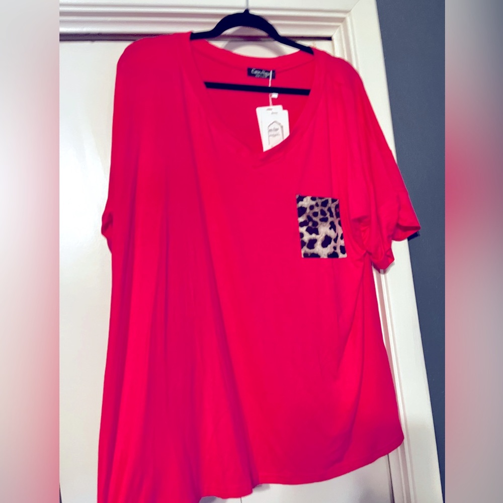 Hot pink leopard pocket tee